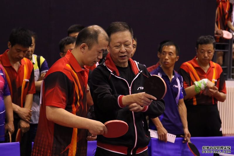第15届斯帝卡杯乒乓球巡回赛开赛任国强与球友亲切互动